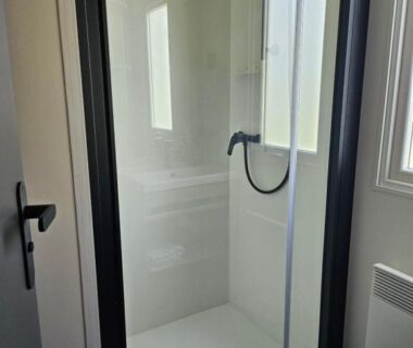 Salle d'eau avec douche et paroi vitrée dans le camping L'Instant Yole – Détente avec tout confort