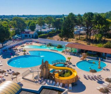 Piscines avec toboggan et transats au camping L’Instant Yole – Détente avec tout confort