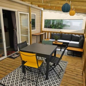 Terrasse couverte avec salon table et lanternes dans L’Instant Yole