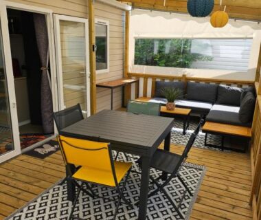Terrasse couverte avec salon table et lanternes dans L’Instant Yole