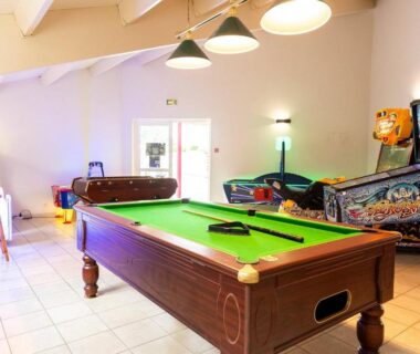 Salle de jeux avec billard et flippers à L'Instant Yole – Détente avec tout confort