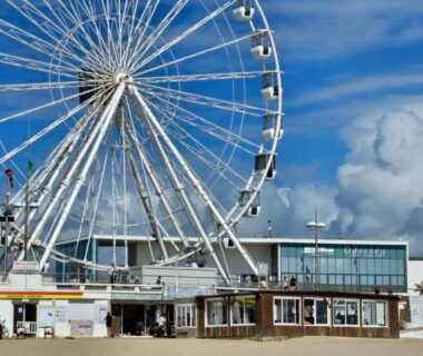Plage et grande roue en bord de mer à L'Instant Yole