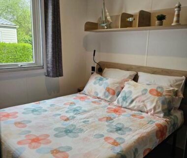 Chambre avec lit double et fenêtre dans L’Instant Yole – Détente avec tout confort