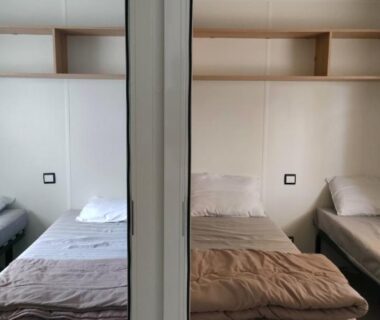 Dans le mobilhome deux lits simples et une armoire du LJ Cosy Lodge Mobilhome