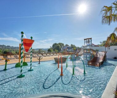 Piscine ludique avec petits toboggans et jets d'eau au mobilhome LJ Cosy Lodge
