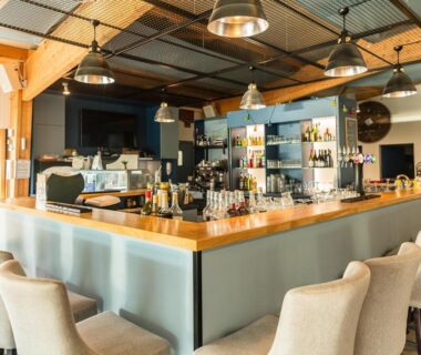 Bar intérieur avec comptoir et tabourets au LJ Cosy Lodge Mobilhome