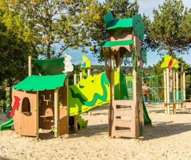 Aire de jeux en bois sur sable au LJ Cosy Lodge Mobilhome