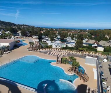 Piscine extérieure avec transats et toboggan au LJ Cosy Lodge Mobilhome