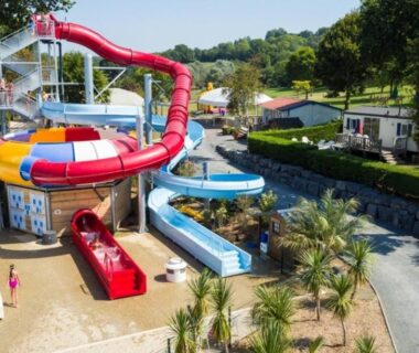 Parc aquatique avec toboggans et piscine dans le camping LJ Cosy Lodge