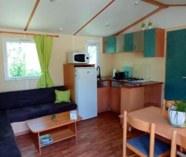 Salon et kitchenette dans le mobil home L'OLIVIER au CAMPING LE BEL AIR