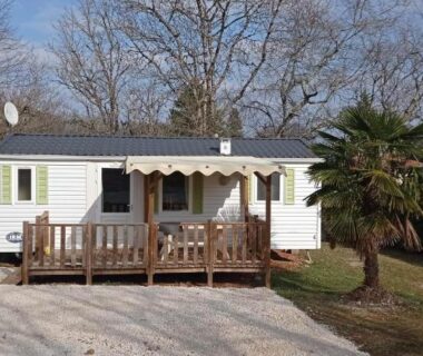 Terrasse et accès devant le mobil home au camping Le Bel Air L'OLIVIER 4 personnes