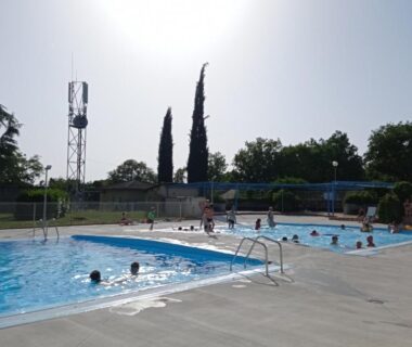 Piscine extérieure avec baigneurs au mobil home L'OLIVIER du camping Le Bel Air