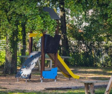 Aire de jeux avec toboggans dans les arbres au camping L’Oasis des Dombes