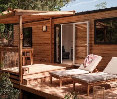 Terrasse en bois avec deux transats devant le mobil-home du camping L'Orée de l'Océan Vendée