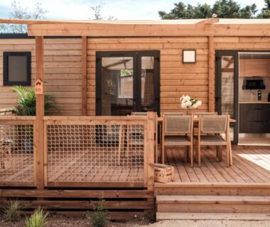 Terrasse en bois avec table et chaises au camping L'Orée de l'Océan – Vendée