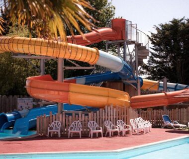 Piscine et toboggans aquatiques au camping L'Orée de l'Océan