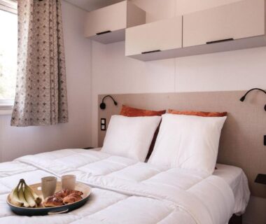Chambre double avec lit et plateau petit déjeuner dans l'hébergement L'Orée de l'Océan