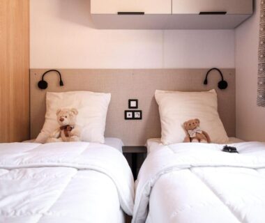 Chambre avec deux lits et peluches dans l'hébergement de L'Orée de l'Océan