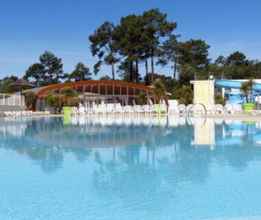 Piscine extérieure avec toboggan et transats au L'Orée des Pins Mobil Home Cap Ferret
