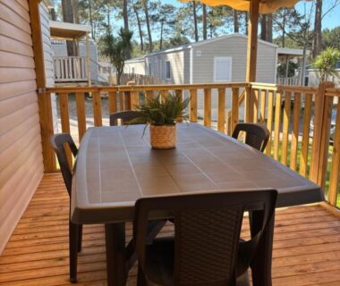 Terrasse couverte avec table et chaises du Mobil Home Cap Ferret à L'Orée des Pins