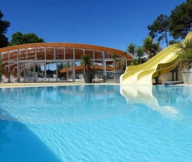 Piscine extérieure avec toboggan et verrière au camping L'Orée des Pins Mobil Home Cap Ferret