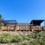 Dallage extérieur en pierre et motifs naturels du LUXUEUX MOBIL-HOME