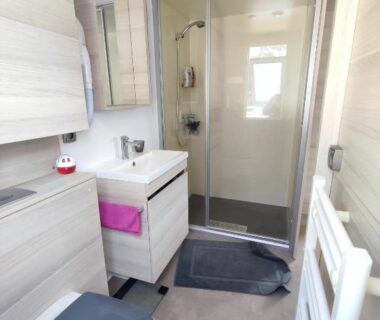 Salle de bain avec douche et WC dans le luxueux mobil-home