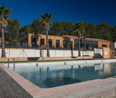 Piscine et terrasse en bois au LUXUEUX MOBIL-HOME