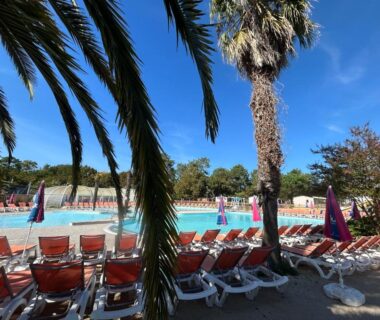 Bord de la piscine avec transats au camping La Cabane