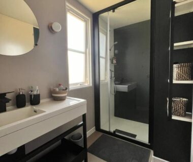 Salle de bain avec cabine de douche et vasque à La Cabane de Bob