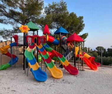 Aire de jeux avec toboggans colorés au camping La Cabane de Bob