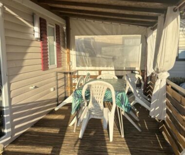 Terrasse couverte avec table et chaises du mobilhome La Carabasse