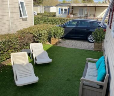 Terrasse avec chaises longues et banquette du mobilhome La Carabasse