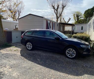 Emplacement de camping avec voiture garée devant mobilhomes au mobilhome La Carabasse