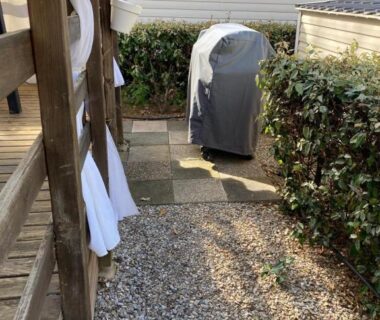 Allée gravillonnée avec barbecue couvert au mobilhome La Carabasse 4 étoiles 6 personnes 3 chambres tout confort
