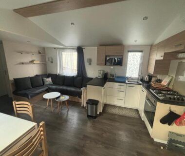 Salon et kitchenette du mobilhome La Carabasse 4 étoiles 6 personnes