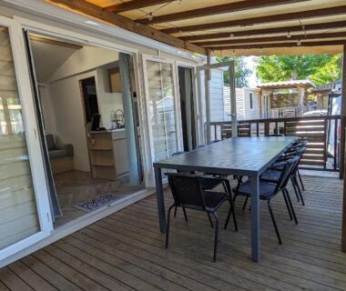 Terrasse couverte avec table à manger et chaises à La Carabasse Les Mazets 101