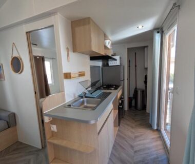 Cuisine équipée et coin repas dans le mobil-home La Carabasse Les Mazets 101