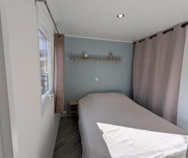 Chambre avec lit et fenêtre dans l'hébergement La Carabasse Les Mazets 101