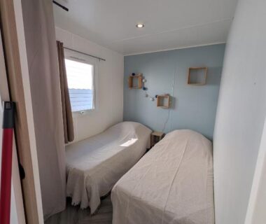 Chambre avec deux lits simples et fenêtre dans le mazet La Carabasse Les Mazets 101