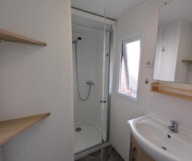 Salle de bain avec cabine de douche et lavabo dans le mobil-home La Carabasse Les Mazets 101
