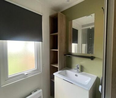 Salle de bain avec lavabo et miroir du mobilhome La Carabasse Vias plage
