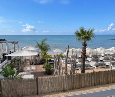 Plage aménagée avec transats et parasols face à la mer au camping La Carabasse Mobilhome Vias plage