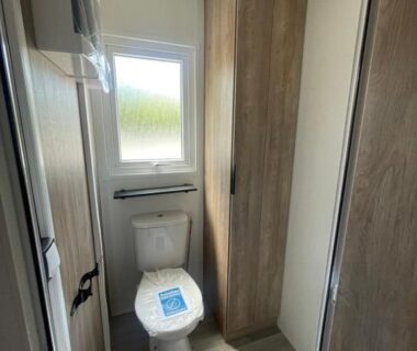 Salle d'eau avec WC et placard dans le mobilhome La Carabasse Mobilhome Vias plage