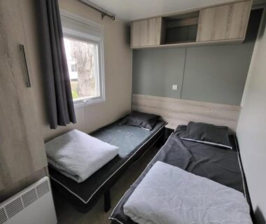 Chambre avec deux lits simples dans l'hébergement Te Mahana au camping La Carabasse-Vias