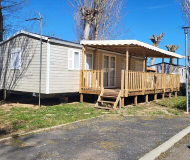 Mobil home avec terrasse en bois au camping La Carabasse Vias Te Mahana