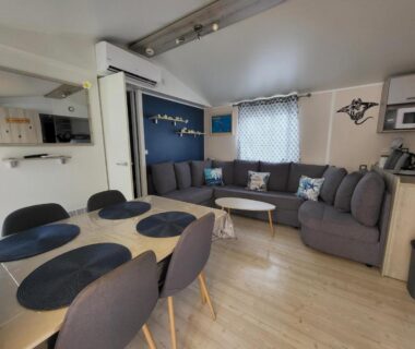 Salon et coin repas lumineux dans le mobil-home Te Mahana de La Carabasse-Vias