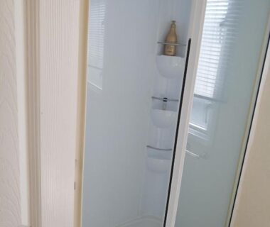 Salle d'eau avec cabine de douche dans La Chanterie Agréable Mobil-Home Résidentiel Normand