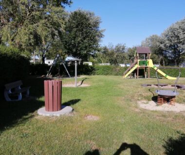 Aire de jeux avec toboggan et balançoires dans le camping La Chanterie Agréable Mobil-Home Résidentiel Normand