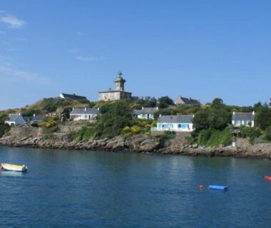Côte normande avec bateaux et phare au large de La Chanterie Agréable Mobil-Home Résidentiel Normand